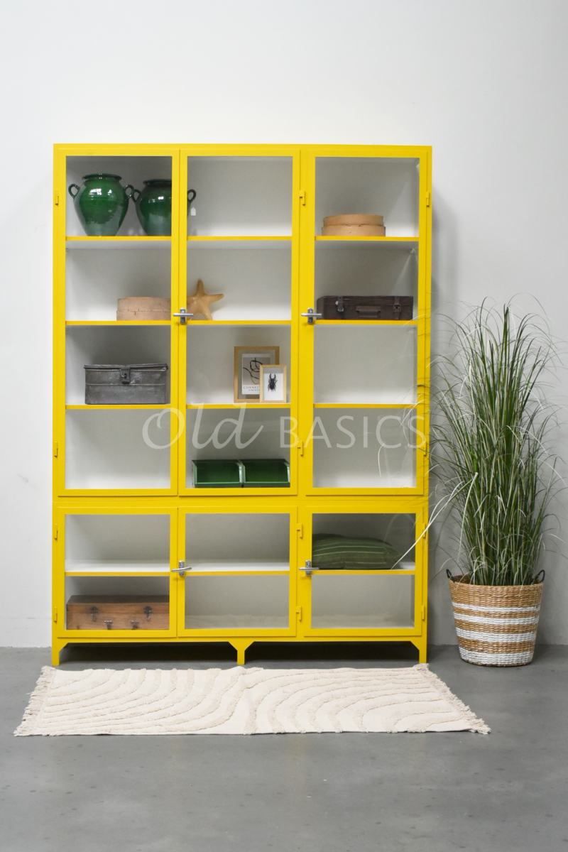 Detail van Apothekerskast Vitrine, 3 deuren, RAL1032, geel, materiaal staal